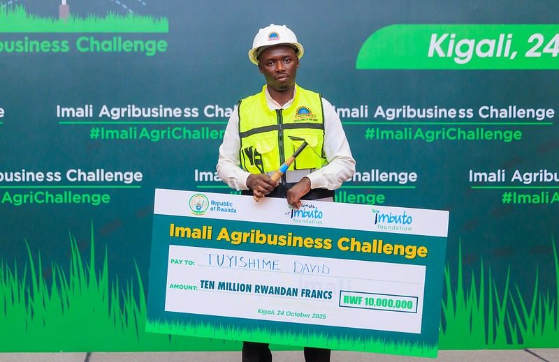 David Tuyishime receiving the RWF 10,000,000 iMali Agribusiness Challenge award