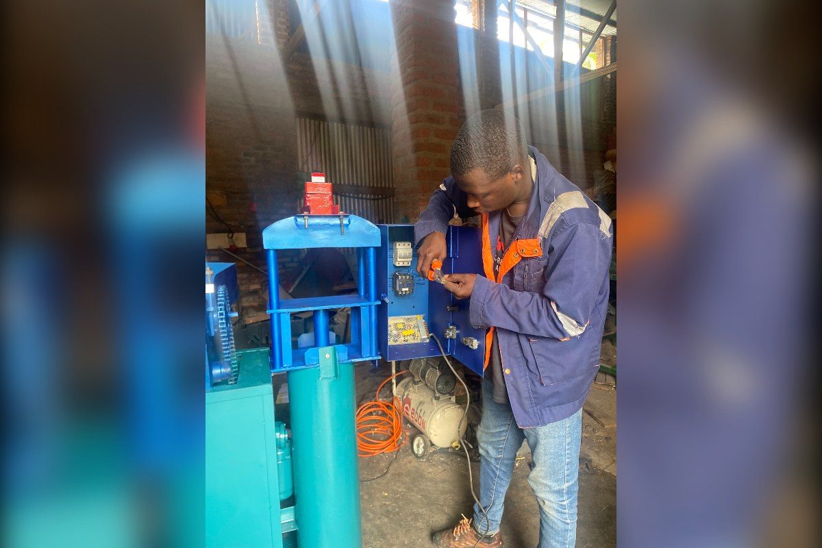 Our technician testing an ICYANGWE machine before delivery